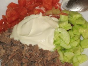 ингредиенты салата в тарелке